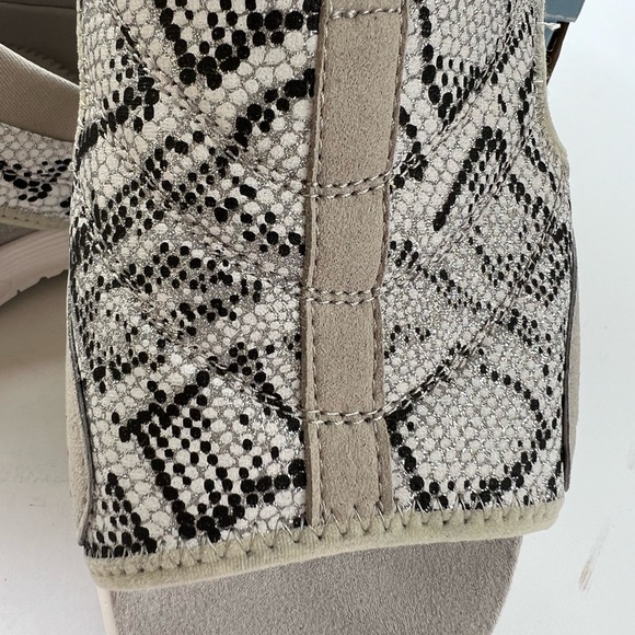 Easy Spirit  Traciees size 11W Slip on Sandals Silver Snake print - Picture 5 of 10